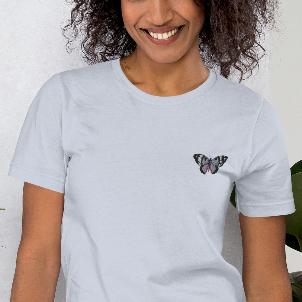 Camiseta de manga corta con bordado de mariposa